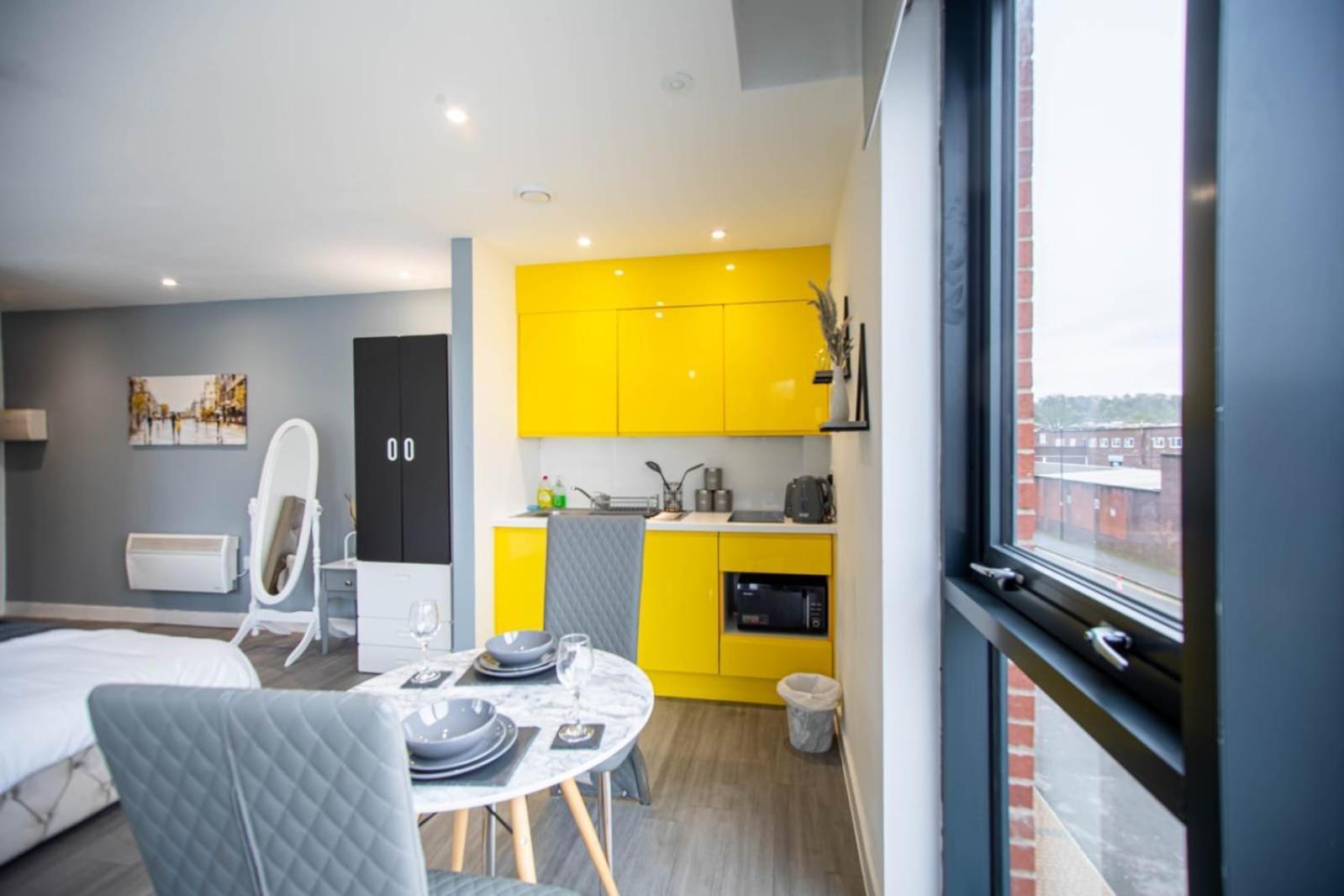 Excellent Studio Balcony Apartment In Шефилд Экстерьер фото